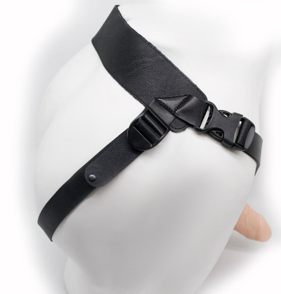 Пустотелый фаллопротез-реалистик на ремешках с заклепками - 17 см. Пустотелый фаллопротез-реалистик на ремешках с заклепками - 17 см.