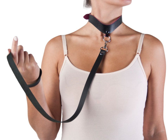 Черный кожаный поводок с карабином