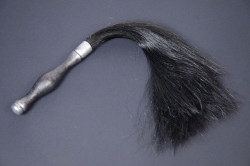 Чёрный флогер с искусственным волосом  Нео смугляночка  - 65 см.