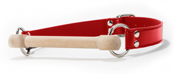 Красный кляп Wooden Bridle с деревянным трензелем Красный кляп Wooden Bridle с деревянным трензелем