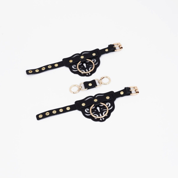 Черные наручники с золотистой фурнитурой
