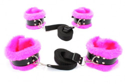 Черно-розовый набор для фиксации на кровати с мехом Черно-розовый набор для фиксации на кровати с мехом