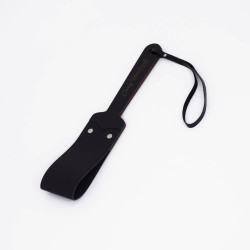 Черный кожаный паддл с деревянной ручкой - 34 см. Черный кожаный паддл с деревянной ручкой - 34 см.