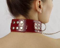 Бордовый лаковый ошейник с заклепками и цепочкой Бордовый лаковый ошейник с заклепками и цепочкой