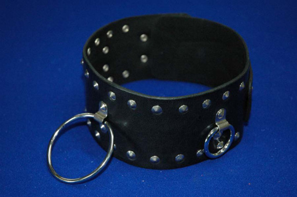 Неподшитый кожаный ошейник с кольцом и клепками Неподшитый кожаный ошейник с кольцом и клепками