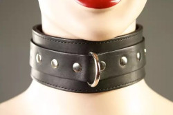 Кожаный ошейник чёрного цвета с кольцом для поводка Кожаный ошейник чёрного цвета с кольцом для поводка
