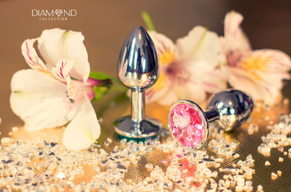 Большая серебристая анальная пробка Diamond Pink Sparkle Large с розовым кристаллом - 8 см.