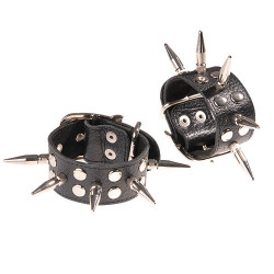 Черные кожаные наручники с шипами и заклепками Черные кожаные наручники с шипами и заклепками