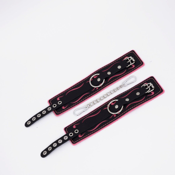 Черно-розовые кожаные оковы с розовой строчкой Черно-розовые кожаные оковы с розовой строчкой