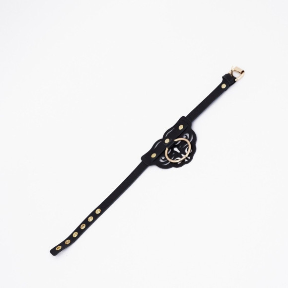 Черный чокер с клепками и золотистой фурнитурой Черный чокер с клепками и золотистой фурнитурой