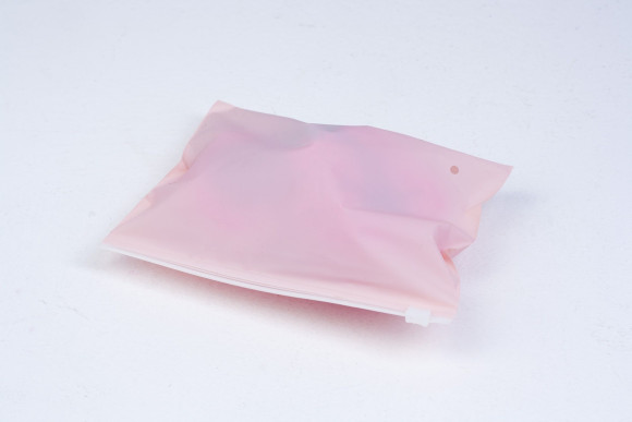 Черные базовые наручники из кожи с розовой опушкой