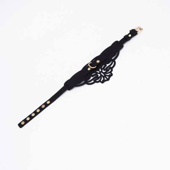 Фигурный чокер с узорами и золотистой фурнитурой Фигурный чокер с узорами и золотистой фурнитурой