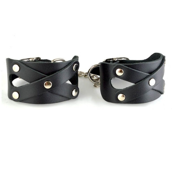 Черные кожаные наручники Цезарь с цепочкой на карабинах Черные кожаные наручники Цезарь с цепочкой на карабинах