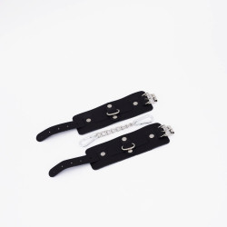 Черные кожаные наручники с хромированной фурнитурой