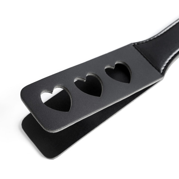 Черная кожаная шлепалка Сердечки - 32 см. Черная кожаная шлепалка Сердечки - 32 см.