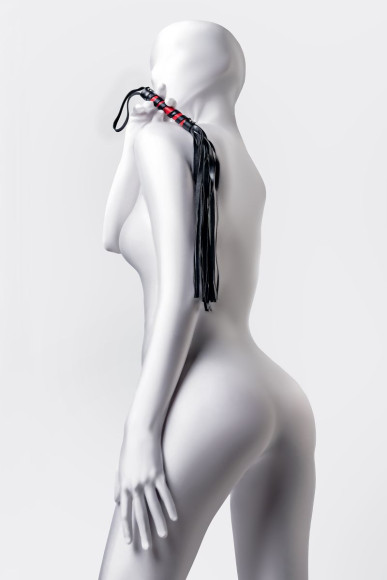 Черно-красный флоггер Anonymo - 45 см. Черно-красный флоггер Anonymo - 45 см.