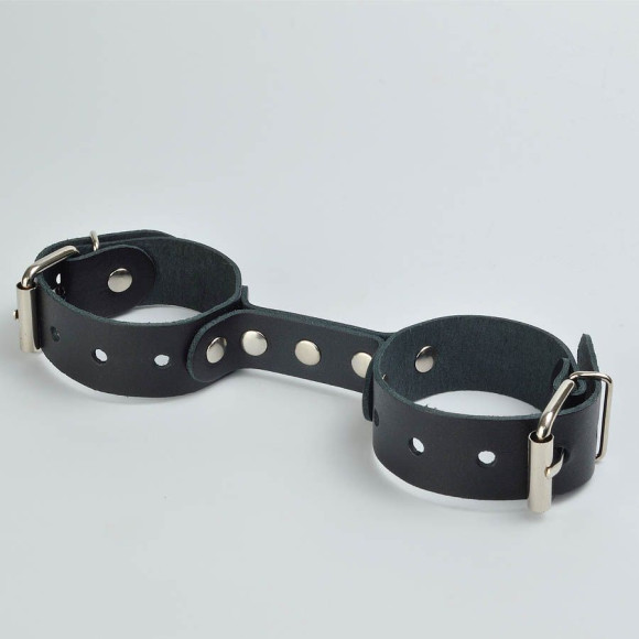 Черные кожаные наручники-фиксатор Черные кожаные наручники-фиксатор