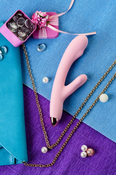 Розовый вибромассажер MERYL со стимулятором клитора - 22,5 см. Розовый вибромассажер MERYL со стимулятором клитора - 22,5 см.