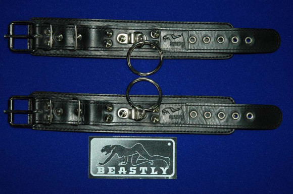 Чёрные подшитые наручники с кольцами